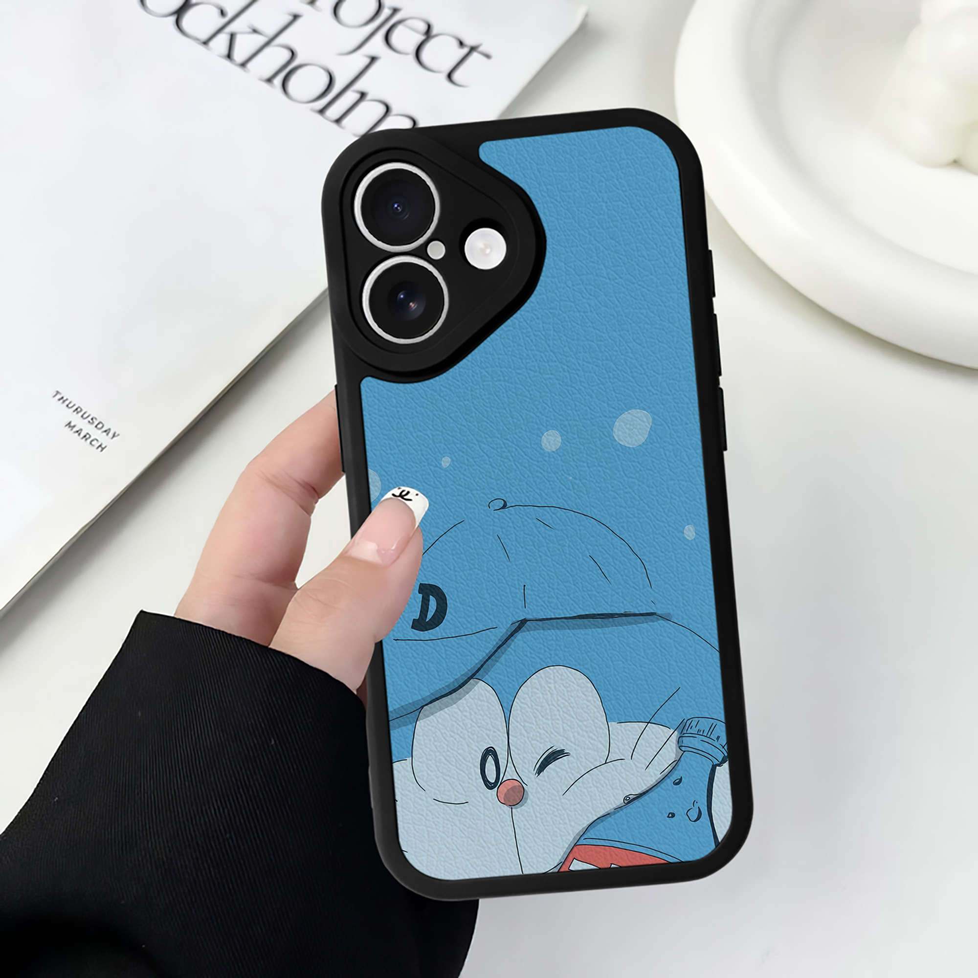 （画像用） ドラえもん Doraemon 【iPhone 16シリーズ対応】シリコンスマホケース（レザー調） 材質：シリコン